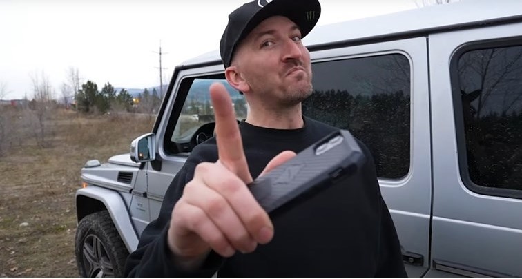 Youtuber se htio pokazati i završio s Mercedesom u ogradi VIDEO